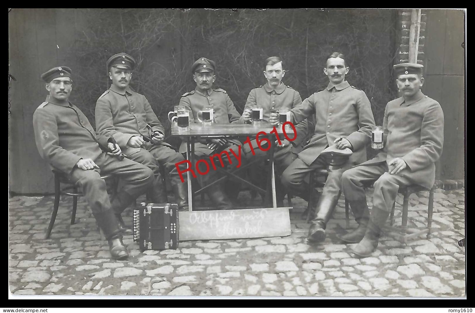 AUBEL. 1916  Photo Carte. Militaires Attablés Devant Une "chope" De Bière. A Coté De L'accordéon, Est Indiqué Aubel. - Aubel