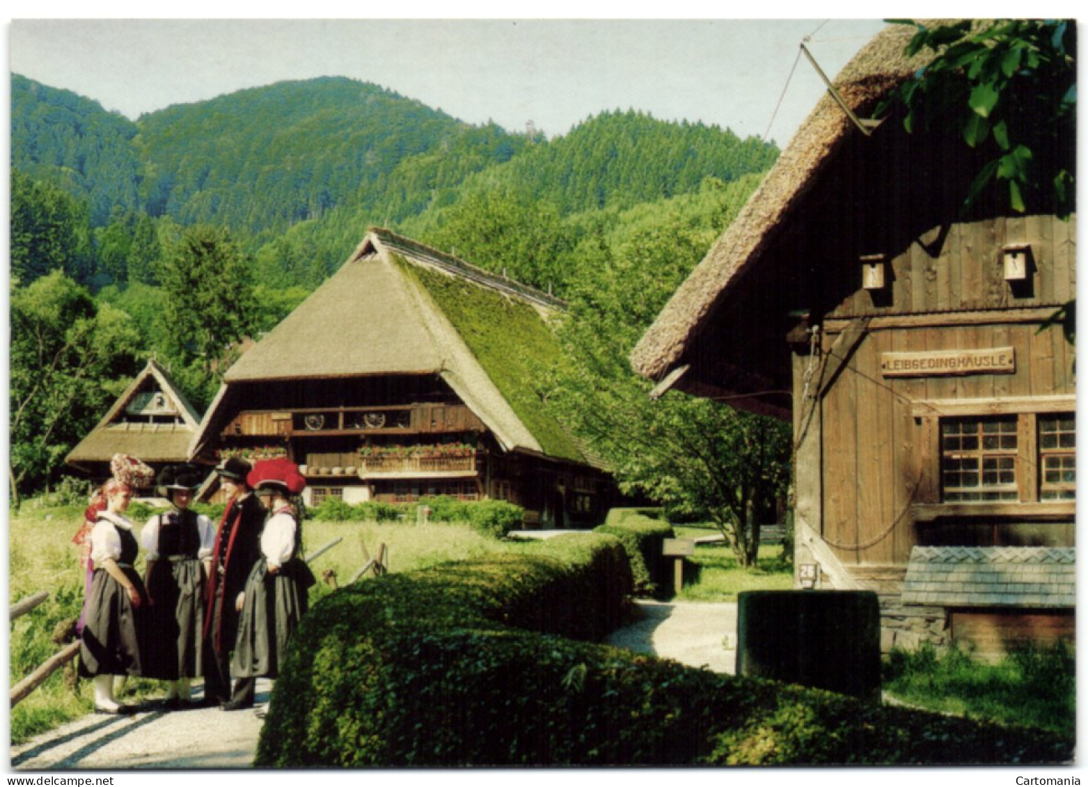 Gutach - Gutacher Tracht Vor Dem Vogtsbauernhof Im Vordergrund Das Leibgedinghäusle - Gutach (Schwarzwaldbahn)