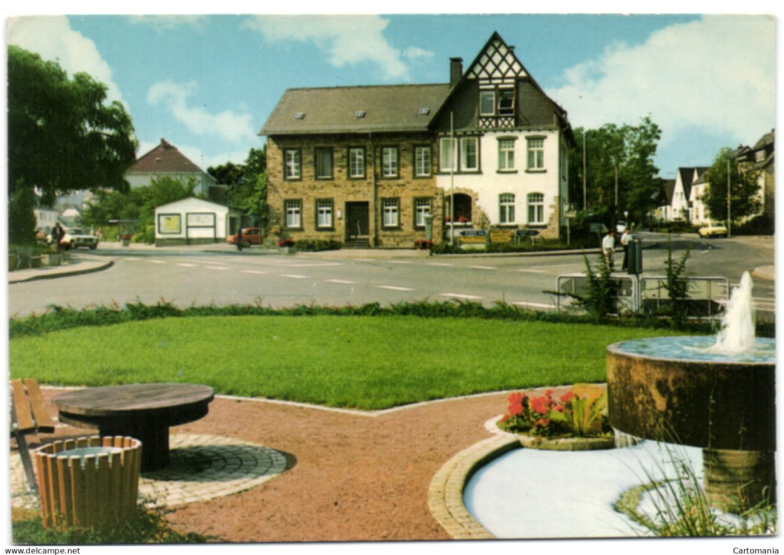 Luftkurort Flammersfeld - Raiffeisen - Brunnen Mit Blick Zum Rathaus - Altenkirchen