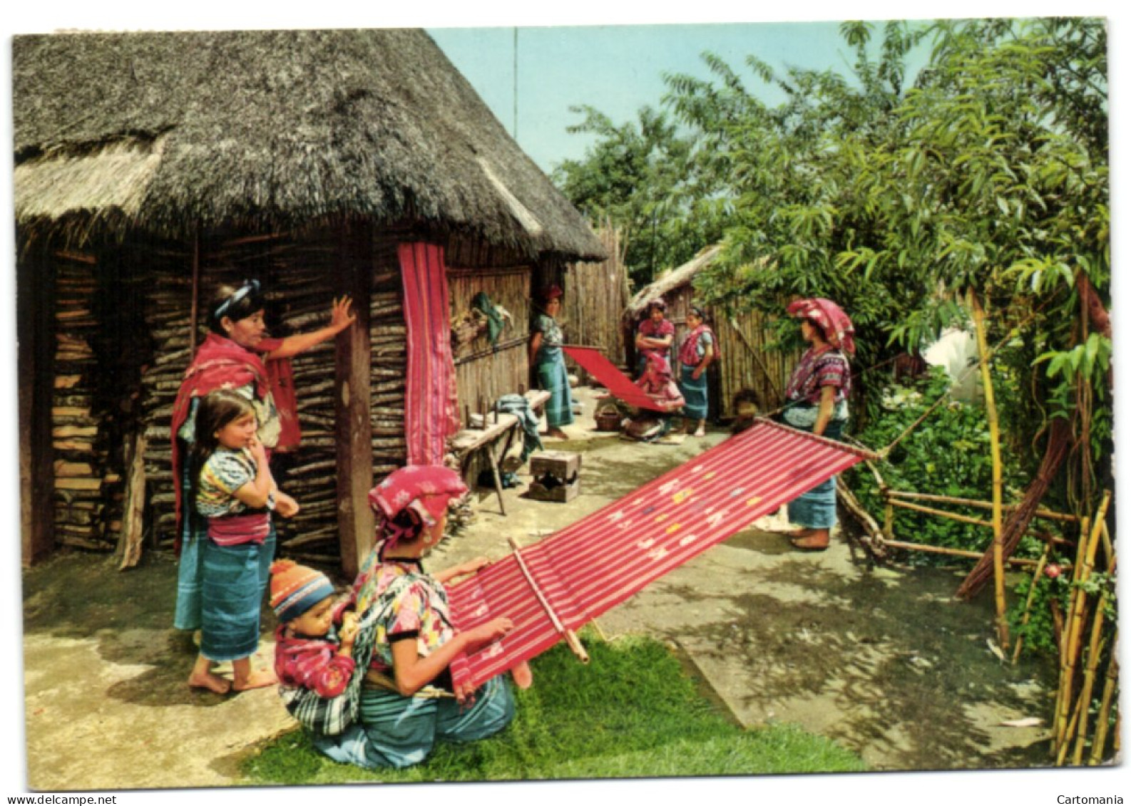 Guatemale C.A. - Indigenas Tejiendo Weaving Natives - Guatemala