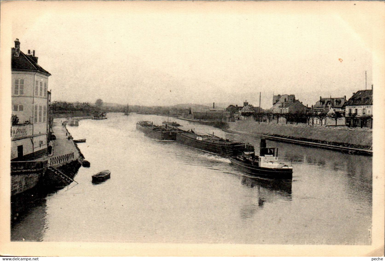 N°114708 -cpa Compiègne -vue Sur L'Oise-remorqueur  Péniches- - Schlepper