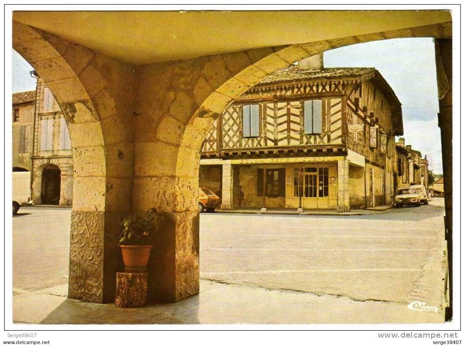 DAMAZAN - Place Armand Fallières - Les Arcades # 4-9/5 - Damazan