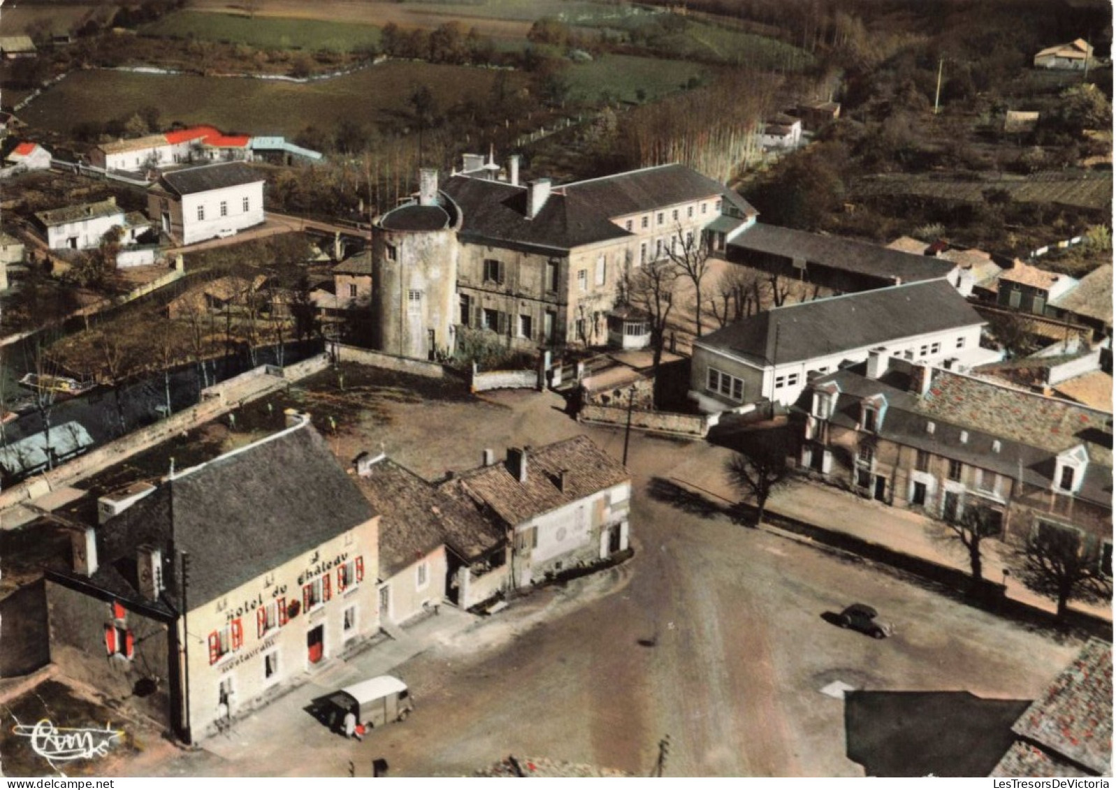 FRANCE - Couhé Vérac - La Place Des Halles - Vue Aérienne - Carte Postale Ancienne - Couhe