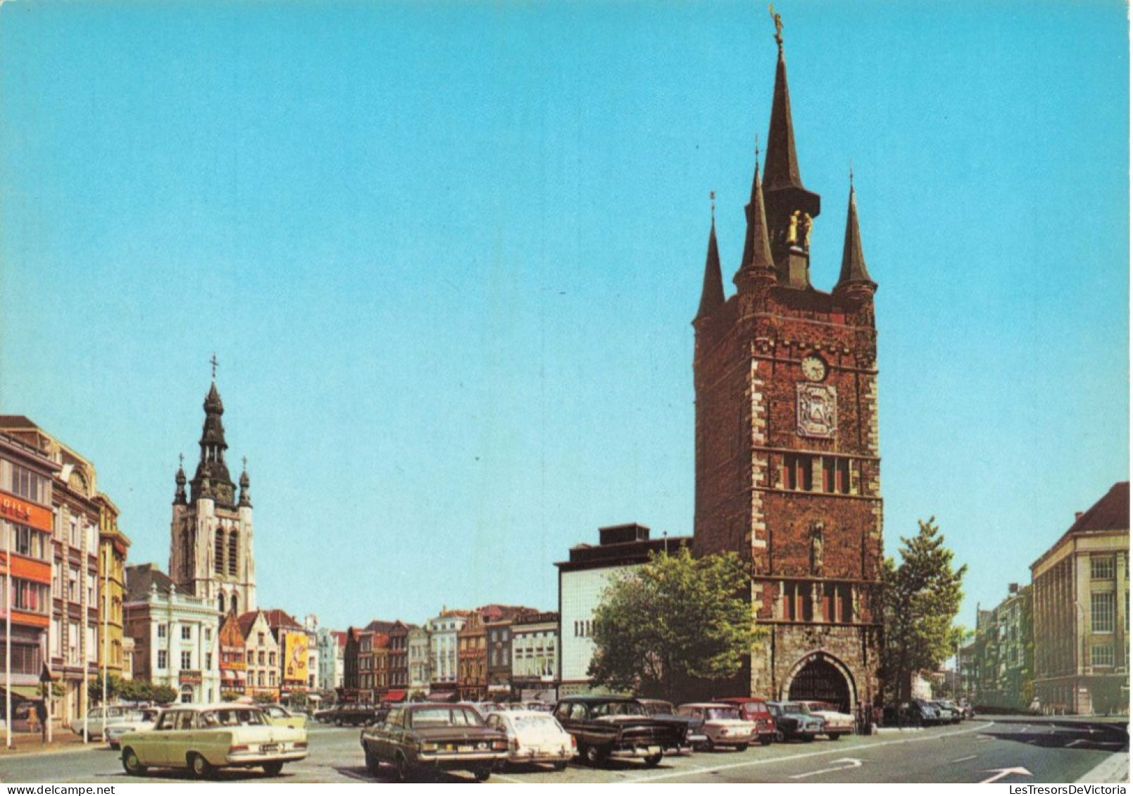 BELGIQUE - Kortrijk - Grand'place - Beffroi Et église Saint Martin - Colorisé - Carte Postale - Kortrijk