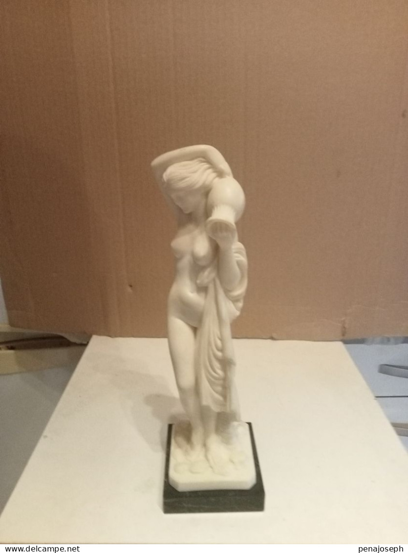 statuette ancienne en marbre blanc, signé Faro, hauteur 28 cm sur support marbre