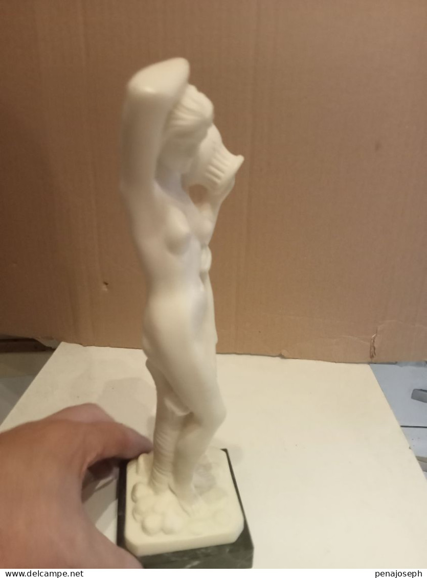 statuette ancienne en marbre blanc, signé Faro, hauteur 28 cm sur support marbre