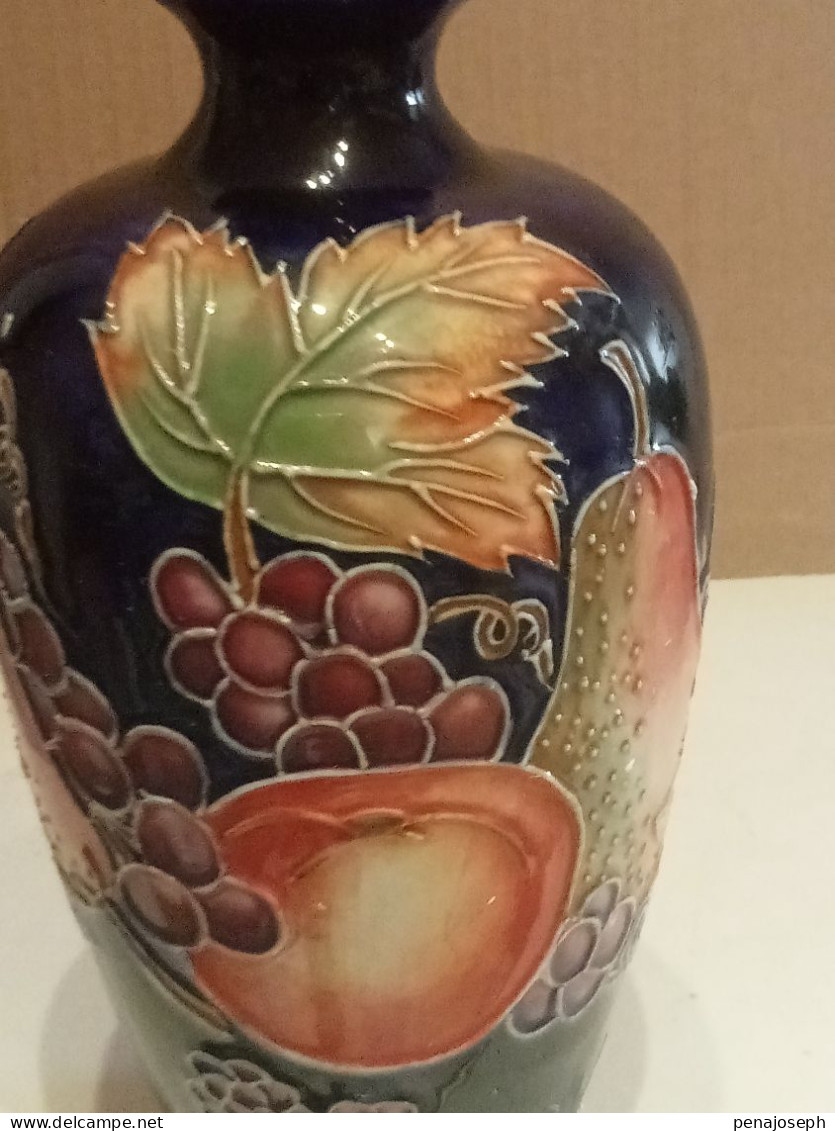 vase ancien décor fruit en relief hauteur 20 cm signé MP