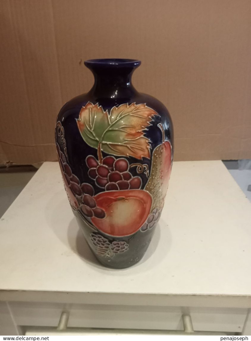 vase ancien décor fruit en relief hauteur 20 cm signé MP