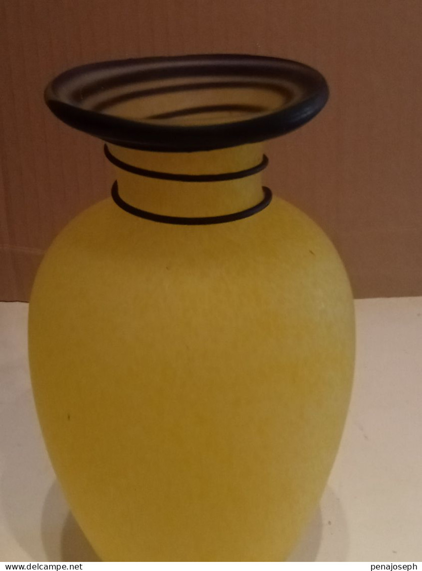 vase ancien couleur jaune hauteur 19 cm