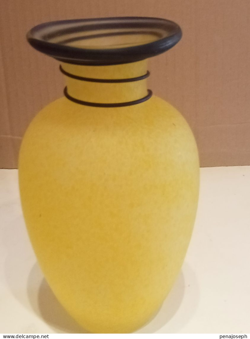 vase ancien couleur jaune hauteur 19 cm