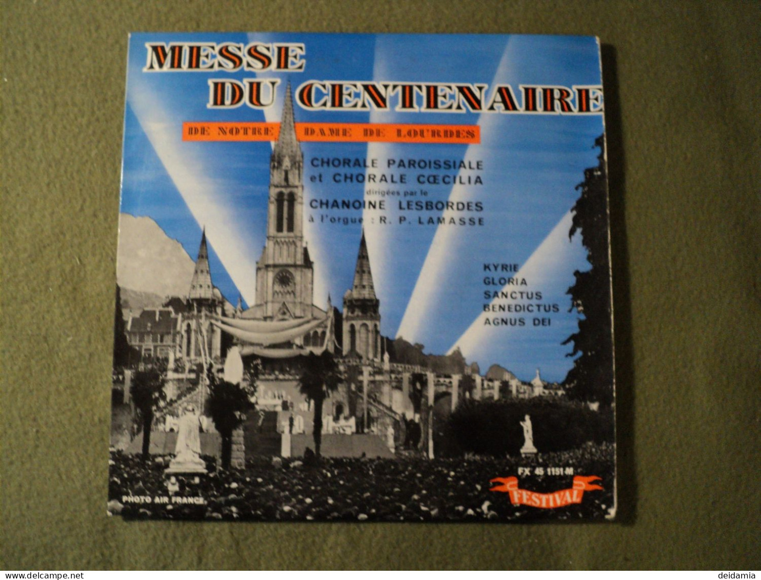 45 TOURS 4 TITRES CHANOINE LESBORDES. 1958. NOTRE DAME DE LOURDES MESSE DU CENTENAIRE INTERPRETEE PAR LA CHORALE PAROISS - Chants Gospels Et Religieux