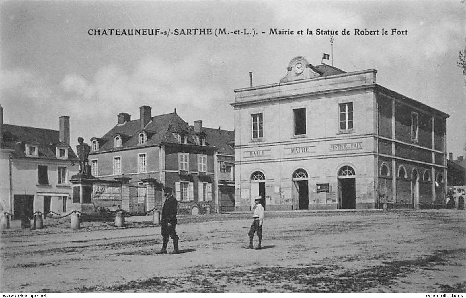 Chateauneuf Sur Sarthe      49       Mairie Et Statue De Robert Le Fort         (voir Scan) - Chateauneuf Sur Sarthe