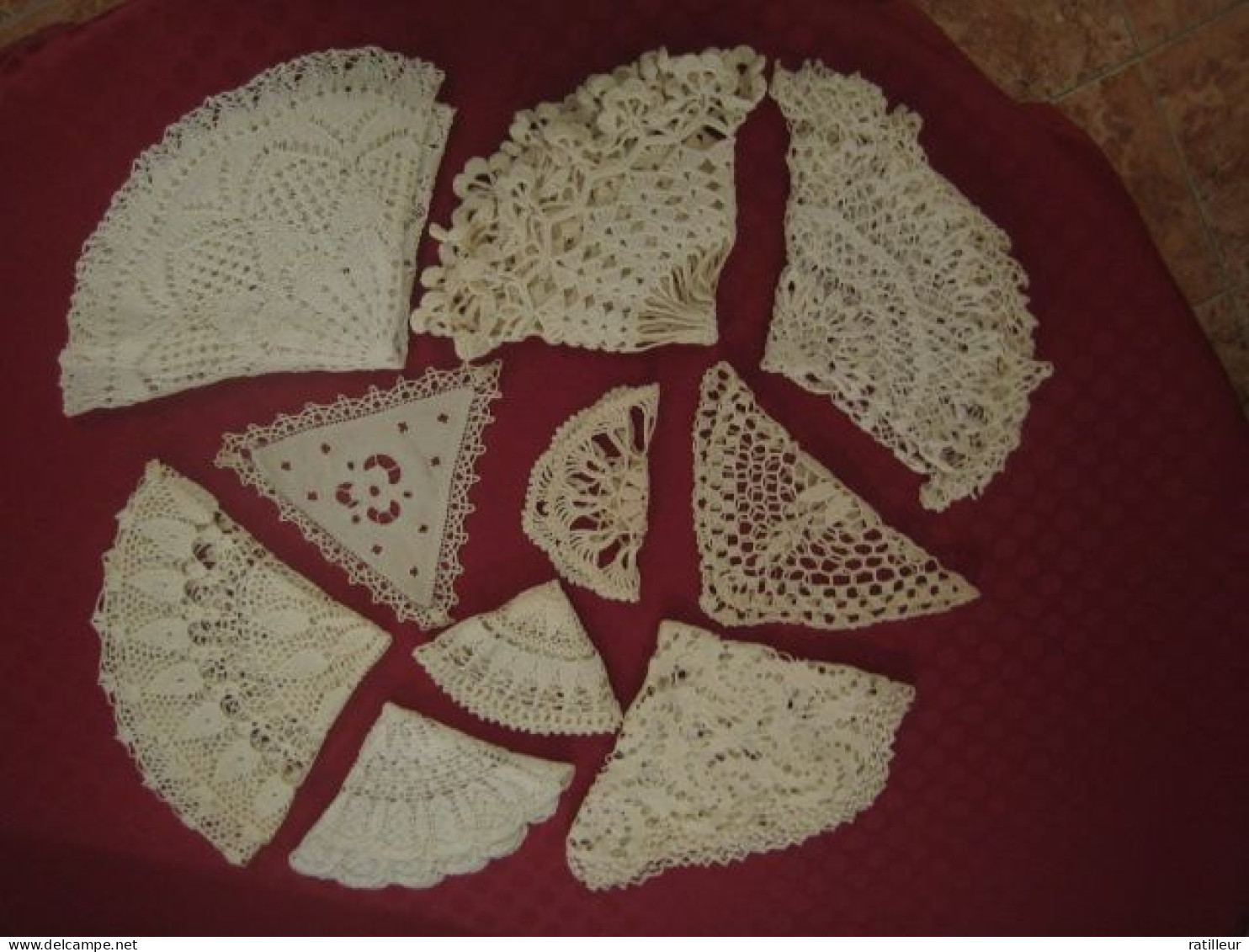 * Lot De 10 Napperons Au Crochet / Brodés. - Dentelles Et Tissus