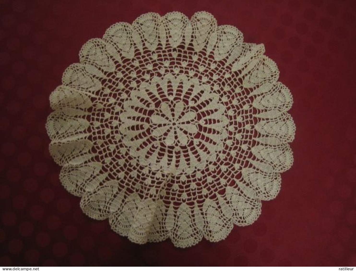 * Lot de 10 napperons au crochet / brodés.