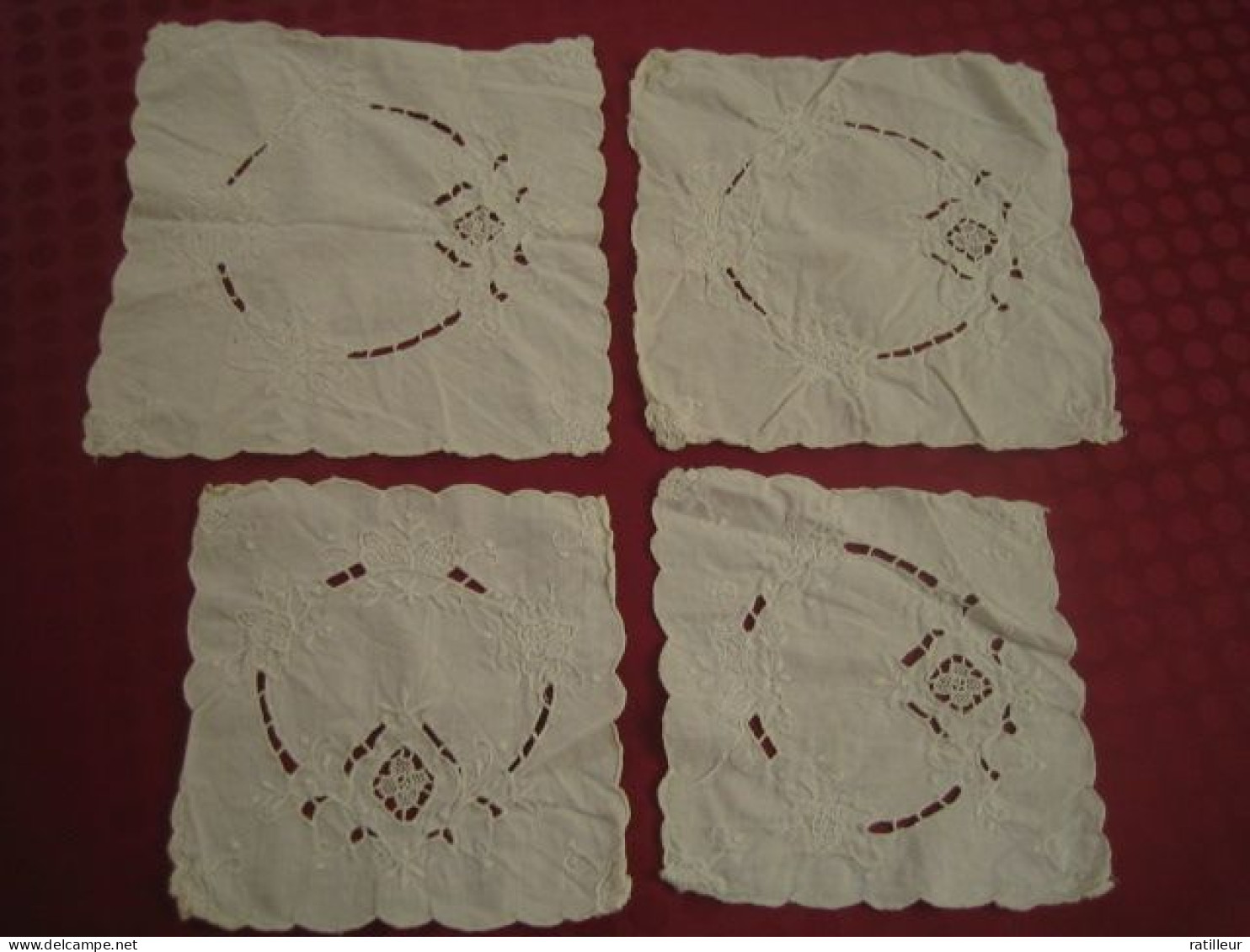 * Lot De 25 Napperons Et 1 Nappe. - Dentelles Et Tissus