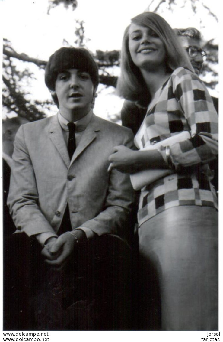 POSTAL   FOTOGRAFIA   DEL CANTANTE DE LOS BEATLES  PAUL McCARTNEY Y SU PAREJA - Fotos