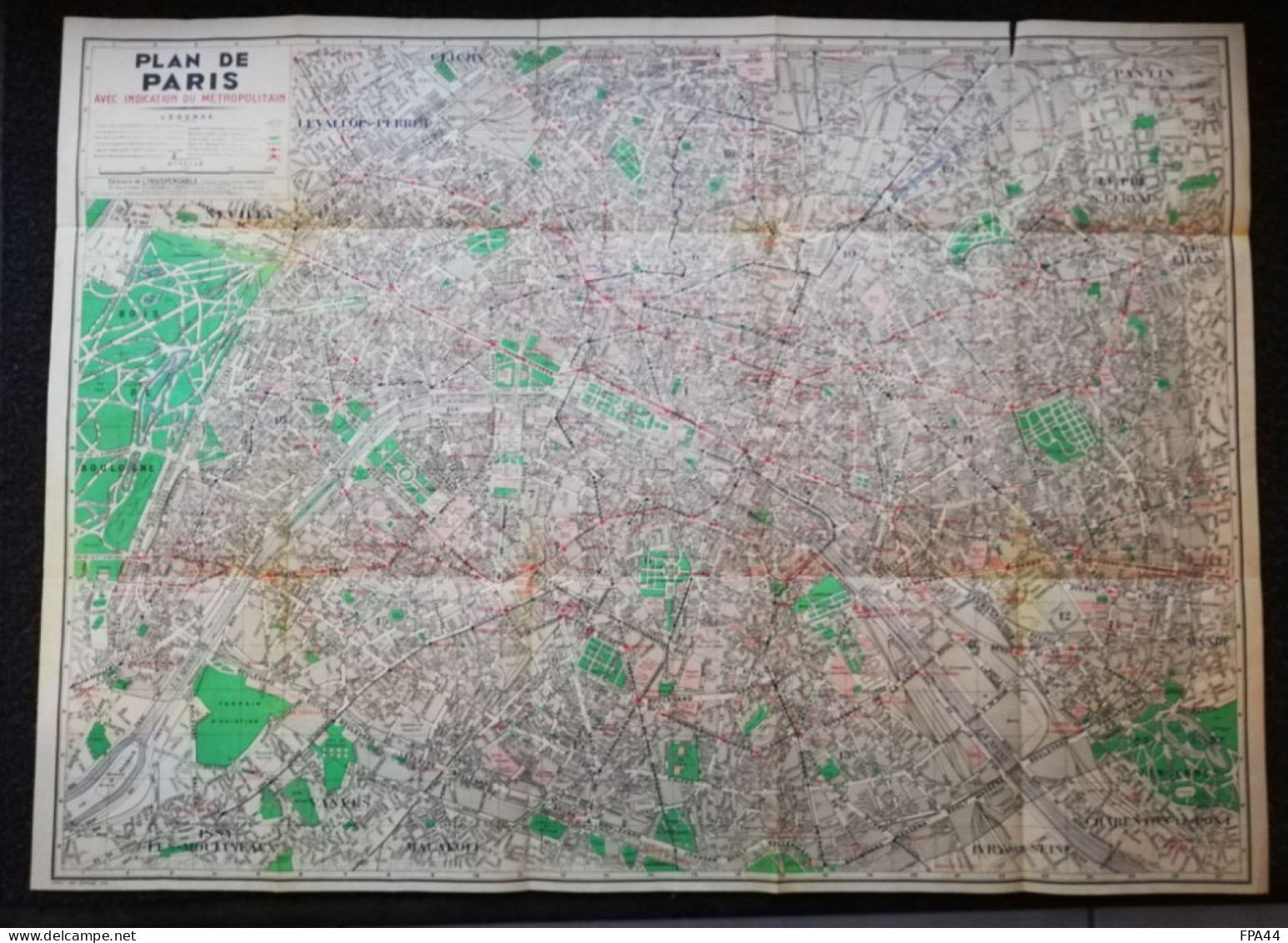 PLAN DE PARIS EDITIONS L'INDISPENSABLE Avec Indication Du Métropolitain    73 Cm X 53 Cm   Imprimerie LEFEBVRE 9-51 - Europe