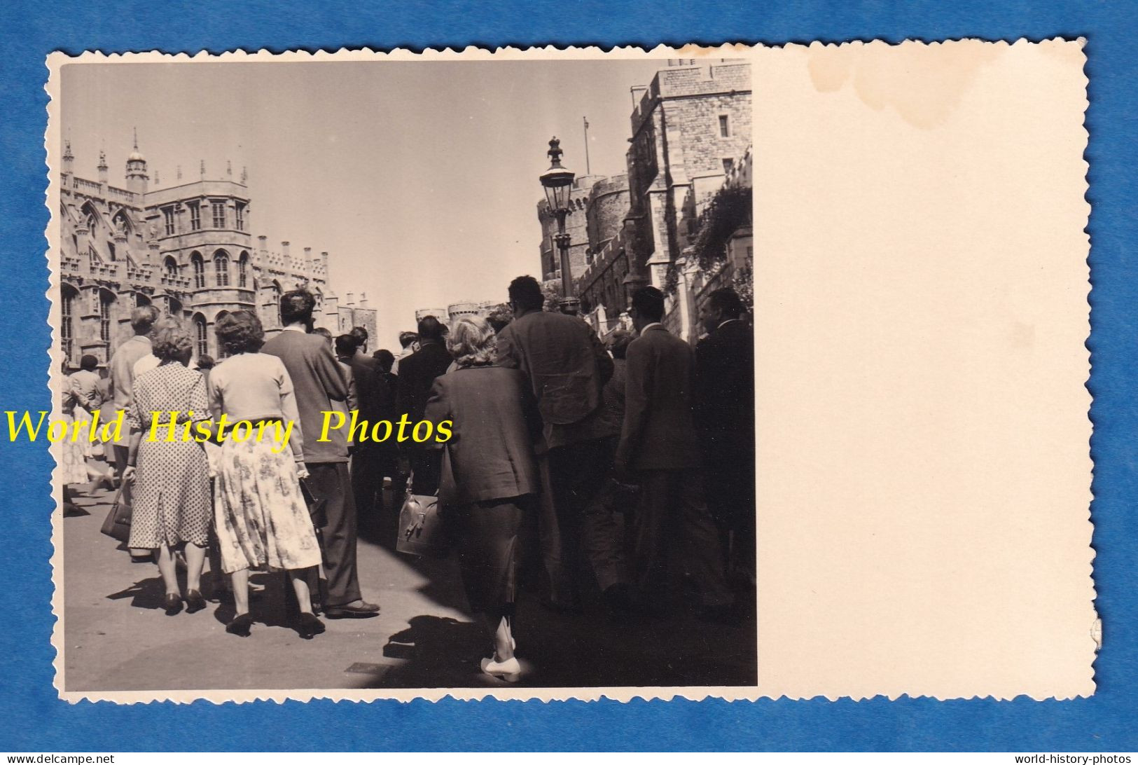 CPA Photo - WINDSOR - Groupe De Touriste Visitant Le Palais Ducal - 20 Juillet 1954 - Homme Femme Mode Castle - Windsor