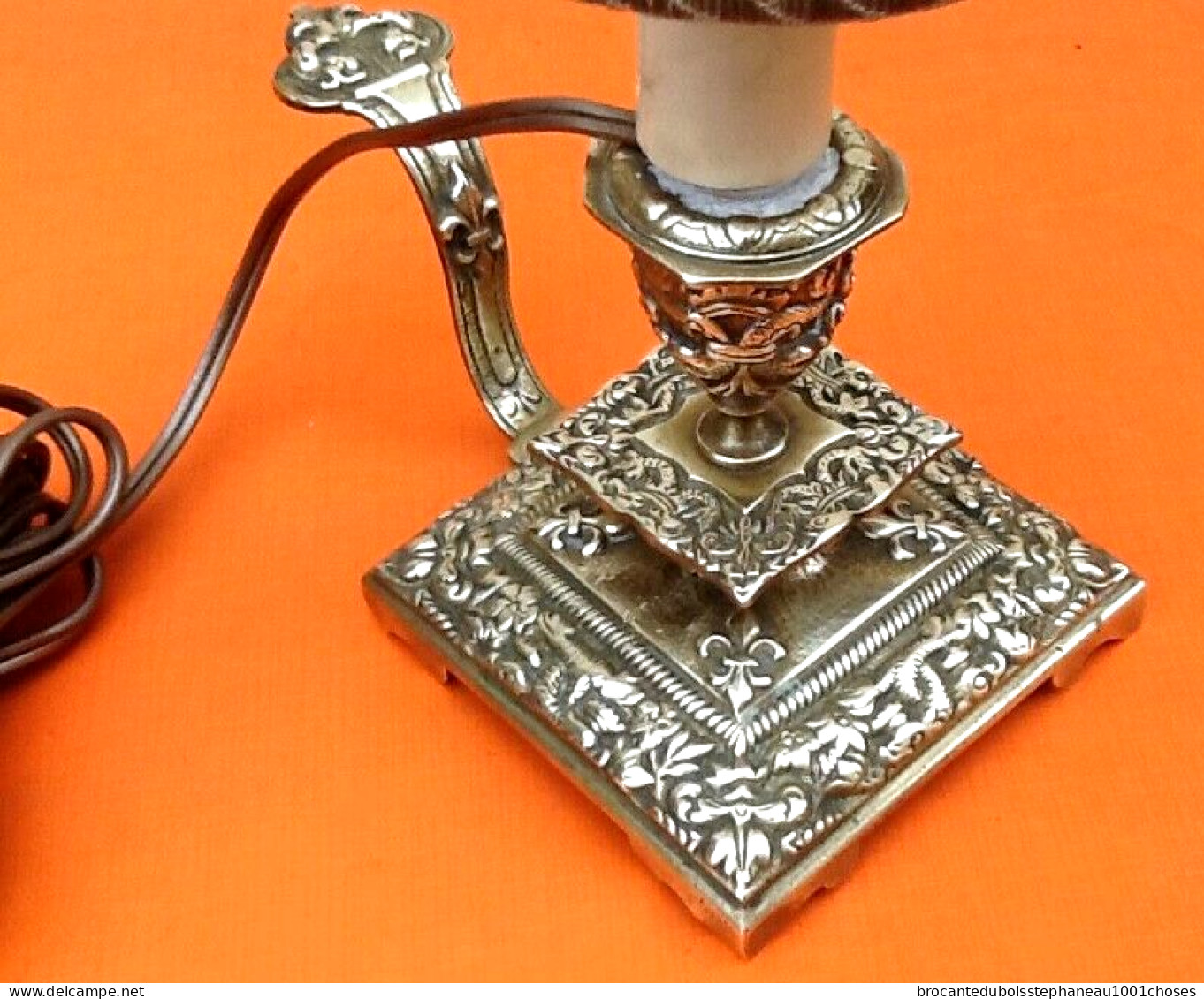 Epoque fin XIXème Lampe à poser Bougeoir à main Abat jour demi-bouclier à pince  Bronze ciselé