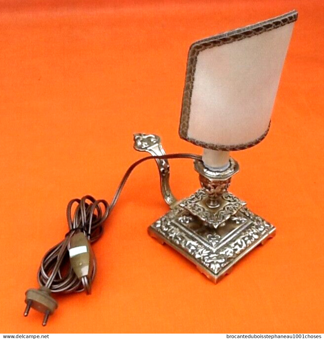 Epoque fin XIXème Lampe à poser Bougeoir à main Abat jour demi-bouclier à pince  Bronze ciselé