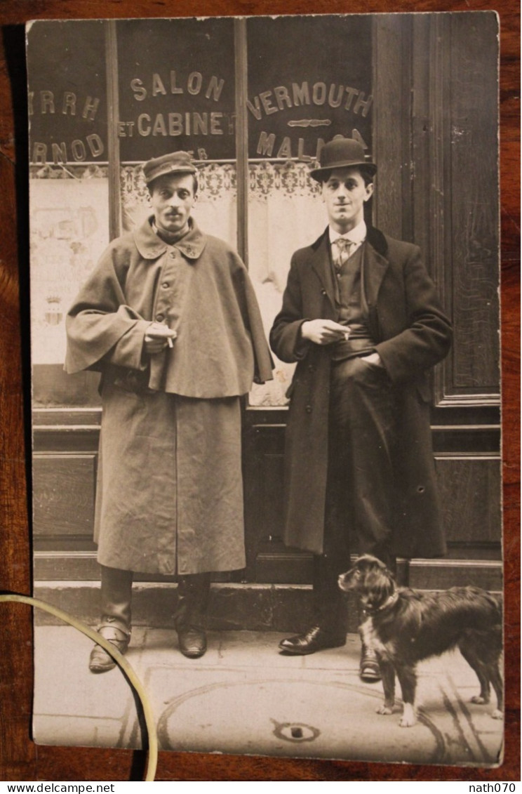 Carte Photo 1900's Amis Et Leur Chien Bistrot Café Bar CPA Ak Animée Tirage Print Vintage Militaria - Hunde