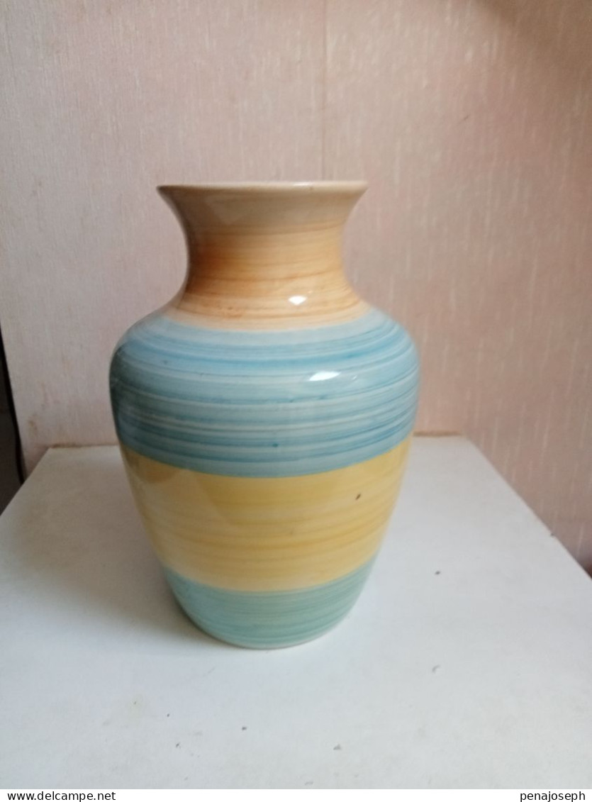 Vase Coloré Hauteur 21 Cm Diamètre 14 Cm - Vasen