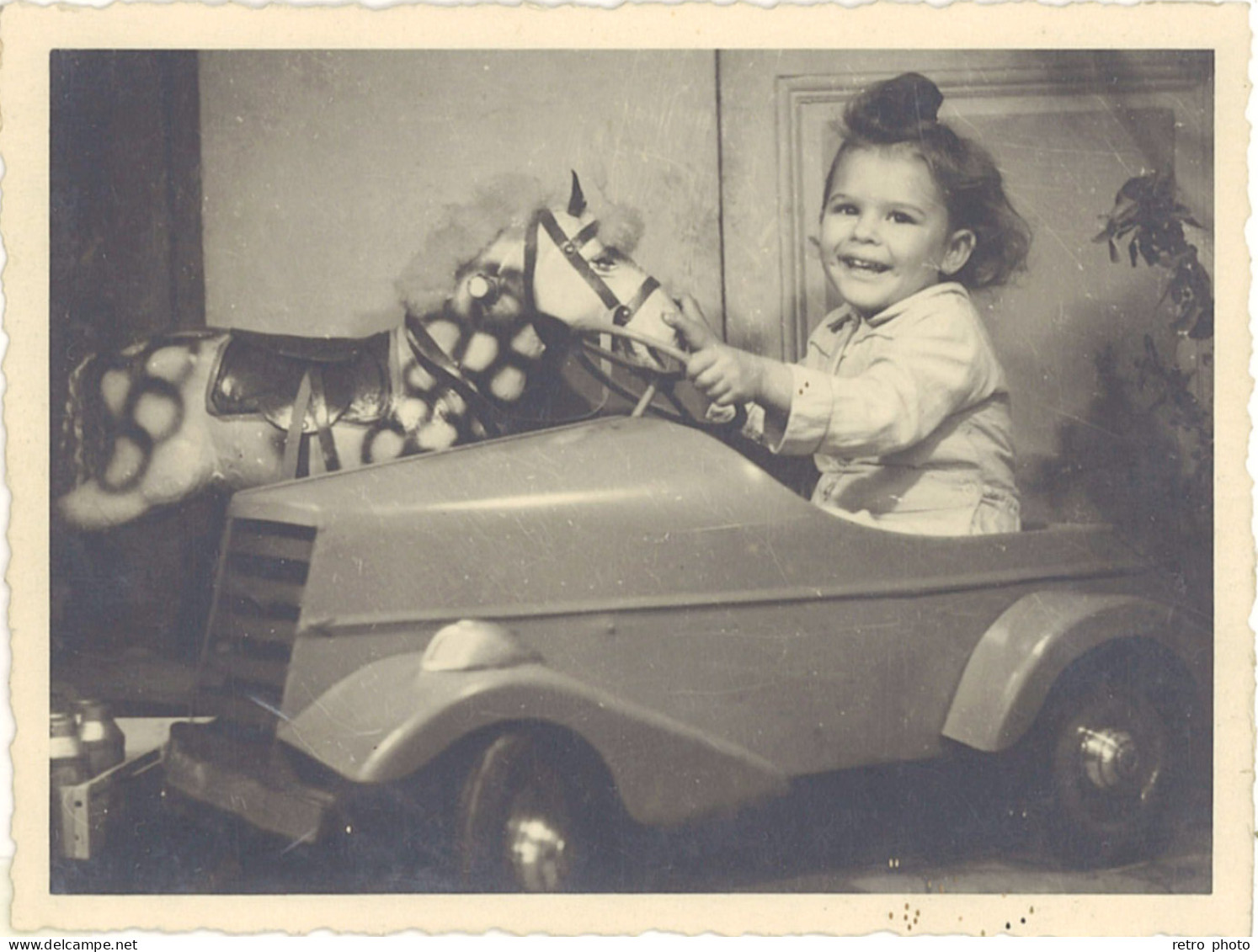 TB Photo Enfant Dans Voiture à Pédale - Personnes Anonymes