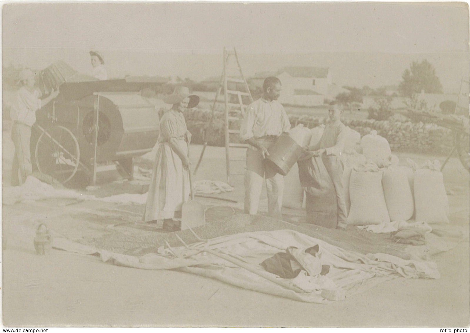 TB Photo Scène De Battage En Famille, Blé Dans Sac - Profesiones