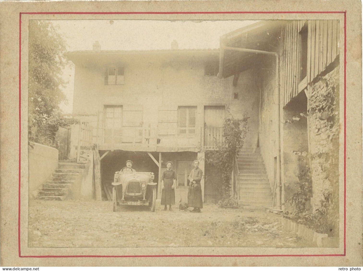 TB Photo Sur Carton, Automobile Dans Cour De Maison, Vers 1910 - Cars