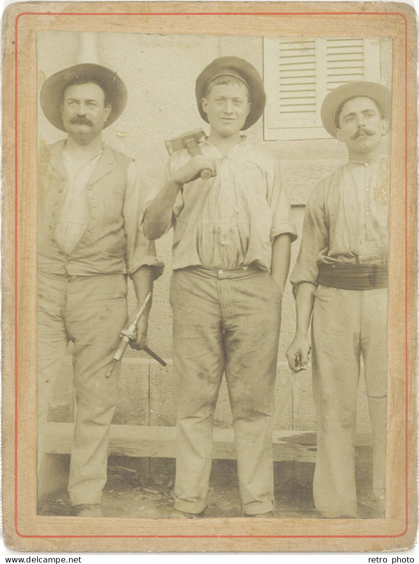 TB Photo Sur Carton 3 Hommes, Ouvriers, Pont De Fumet Grans 1905 - Places