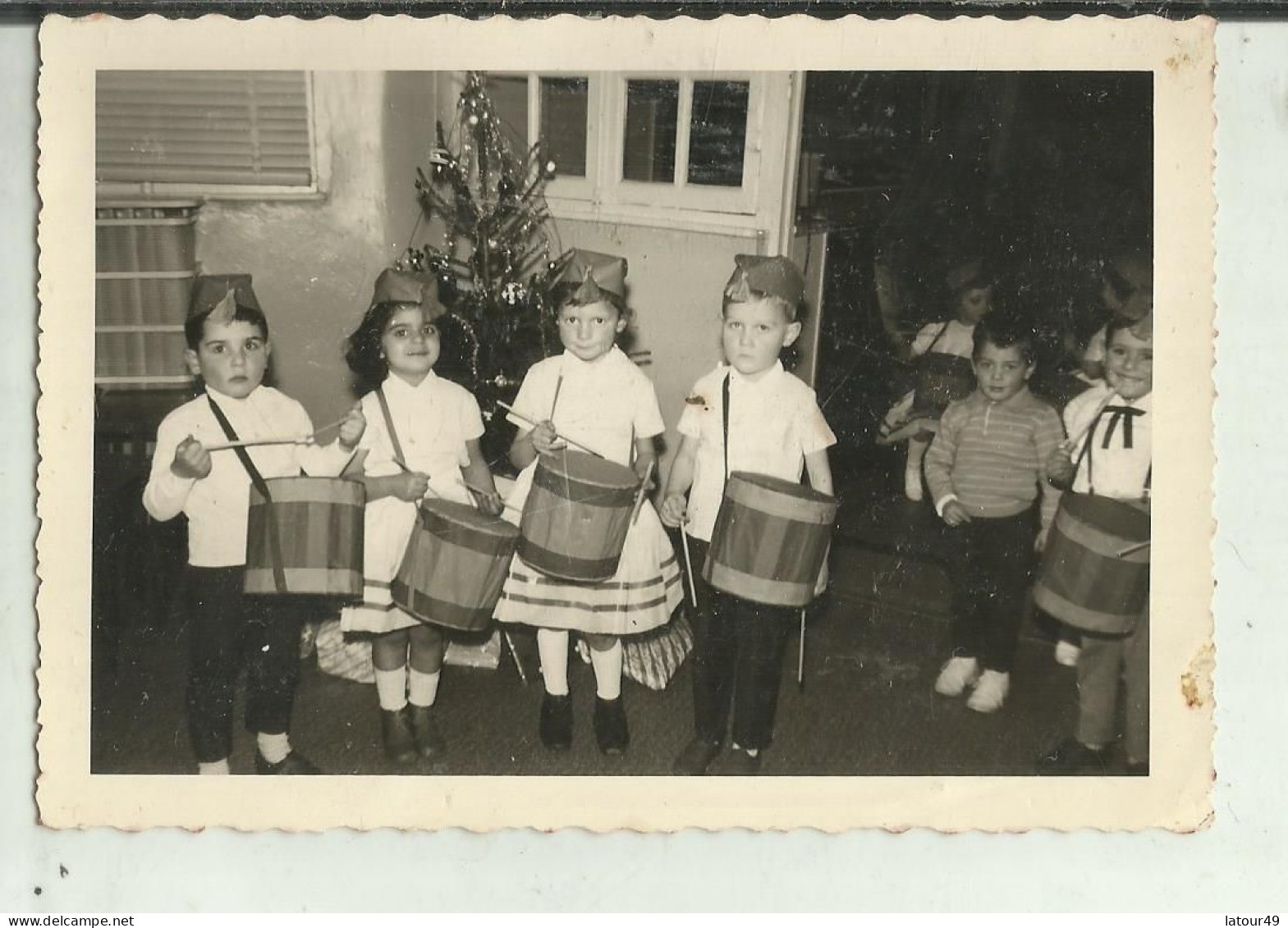 Photo   Groupe D Enfants  Jouant Du Tambour 9  X 12.5 Cm - Objets Dérivés