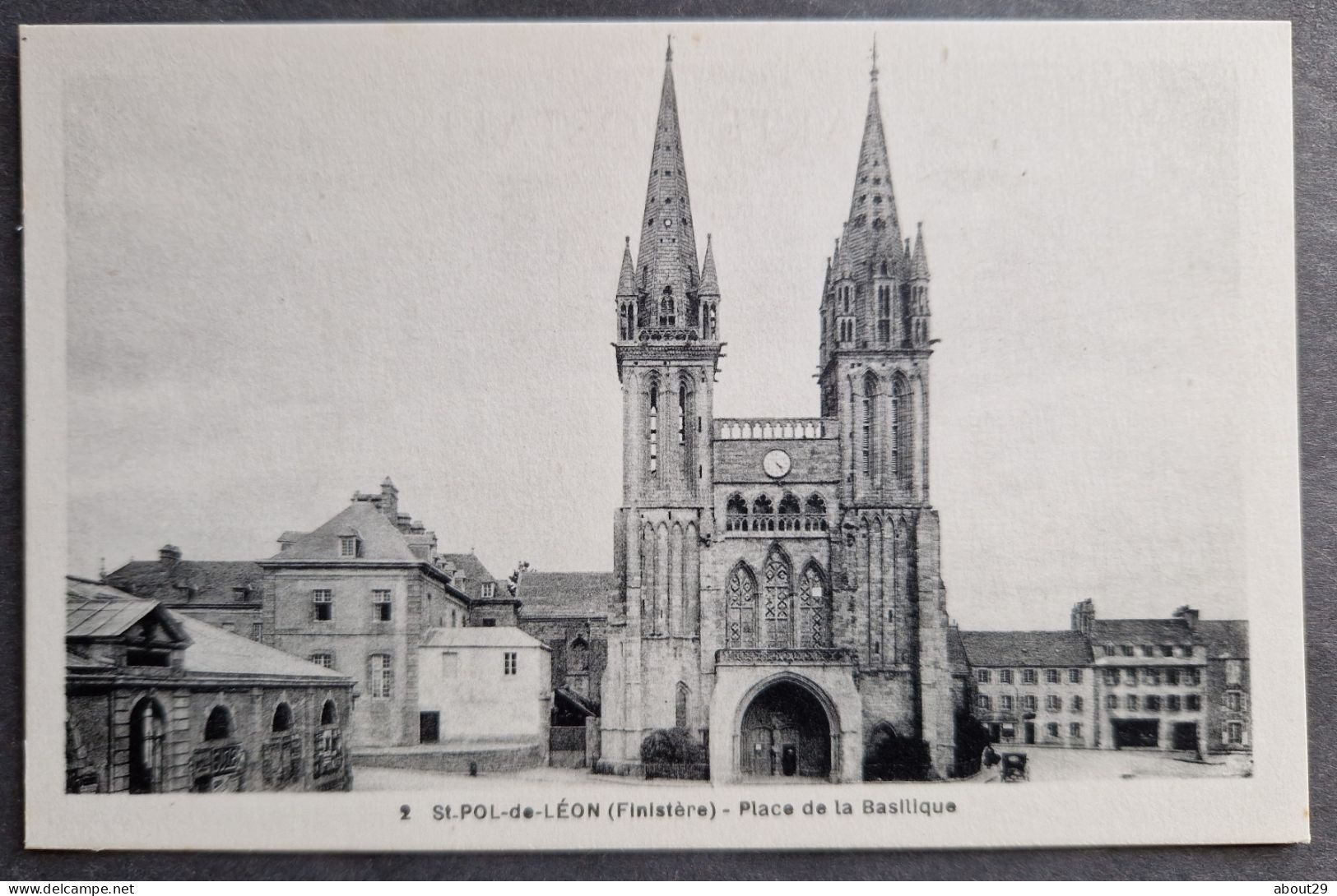 CPA 29 ST. POL DE LEON - Place De La Basilique - Edit NL 2 - Réf. S 267 - Saint-Pol-de-Léon