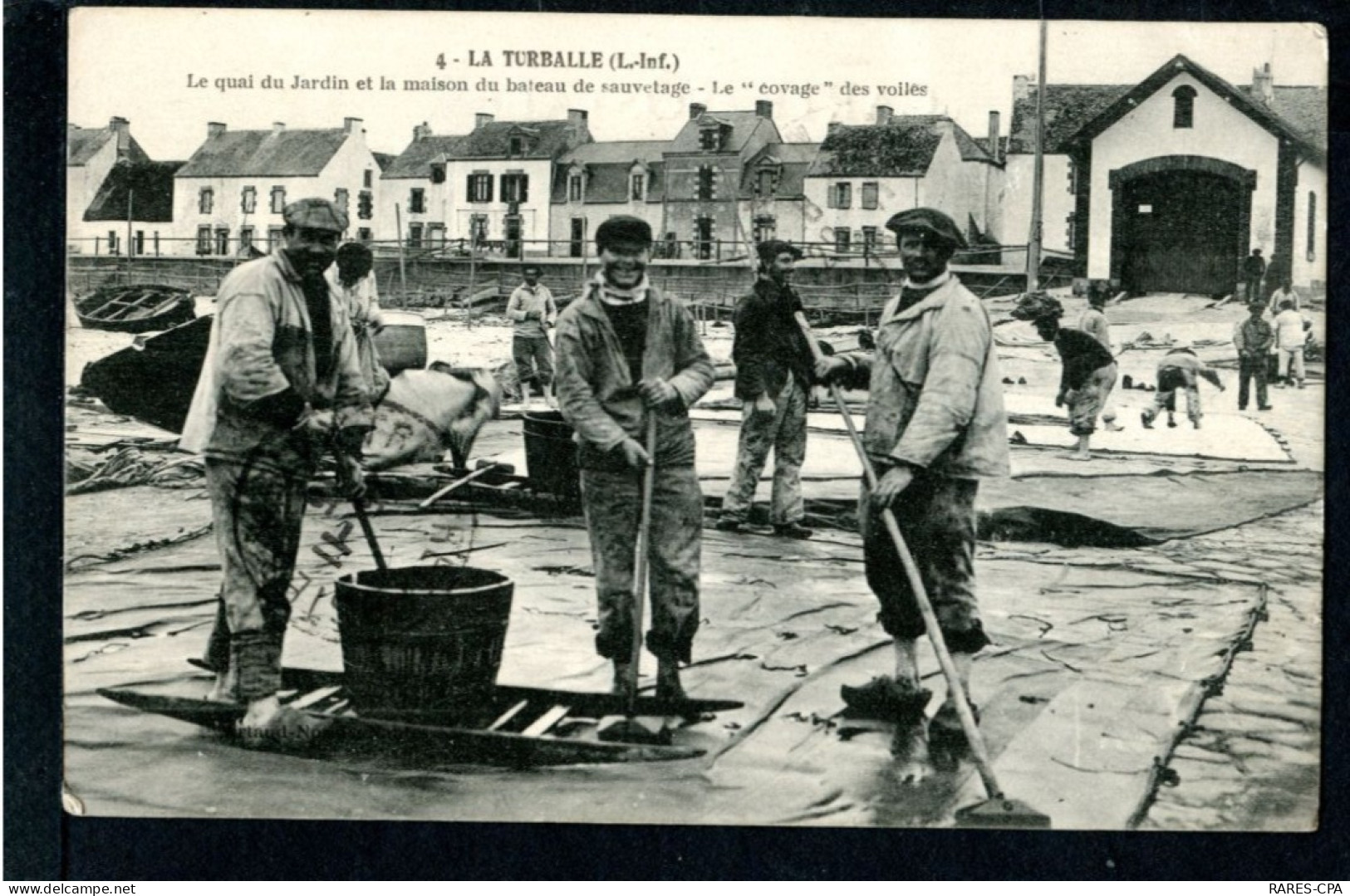 44 LA TURBALLE - LE QUAI DU JARDIN ET LA MAISON DU BATEAU DE SAUVETAGE - LE "COVAGE" DES VOILES - La Turballe