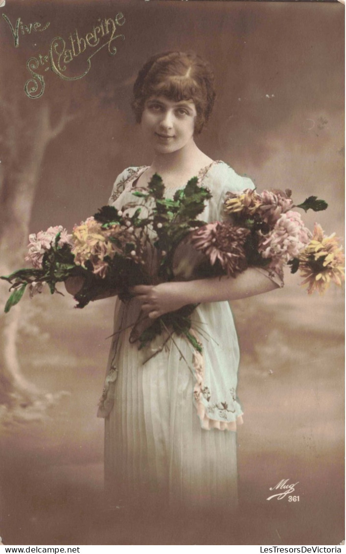 FÊTES ET VOEUX - Sainte Catherine - Une Jeune Fille Tenant Deux Bouquets De Fleurs - Colorisé - Carte Postale Ancienne - Santa Caterina