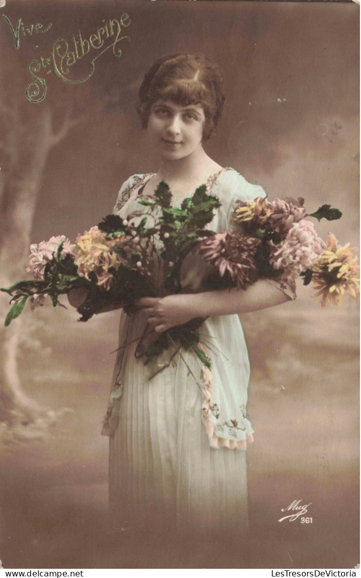 FÊTES ET VOEUX - Sainte Catherine - Une Jeune Fille Tenant Deux Bouquets De Fleurs - Colorisé - Carte Postale Ancienne - Sainte-Catherine