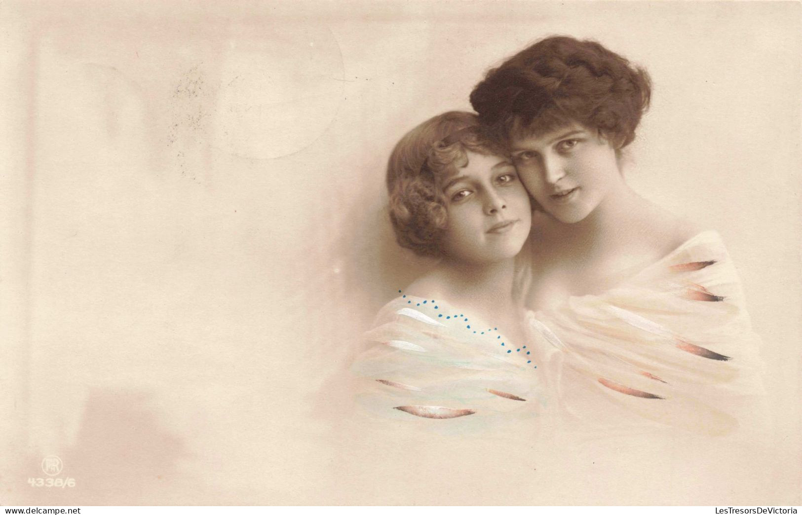 CARTE PHOTO - Portrait De Deux Sœurs - Colorisé - Carte Postale Ancienne - Photographie