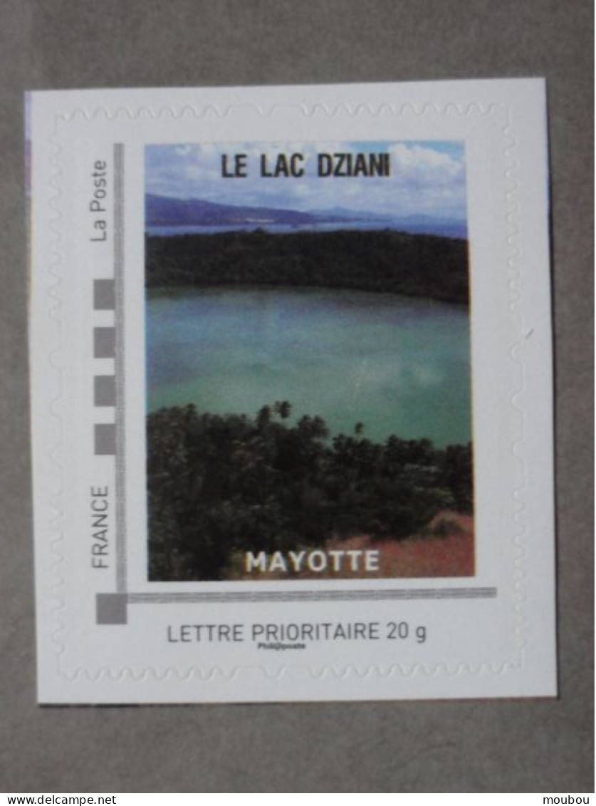 Lac Dziani ( Mayotte) - Timbre Autocollant Issu Collector "Géants Du Feu"- 2011 - Volcanes