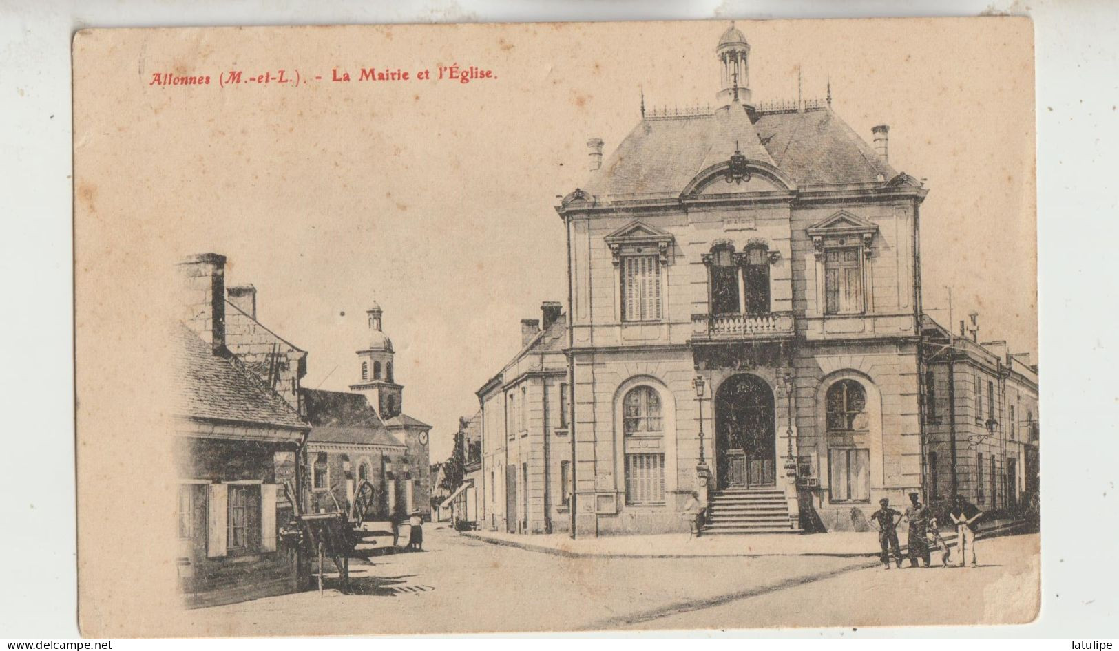 Allonnes  49  Carte Circulée Timbrée -La Mairie  Et L'Eglise-Rue Et Place Bien Animées Et L'Eglise - Allonnes