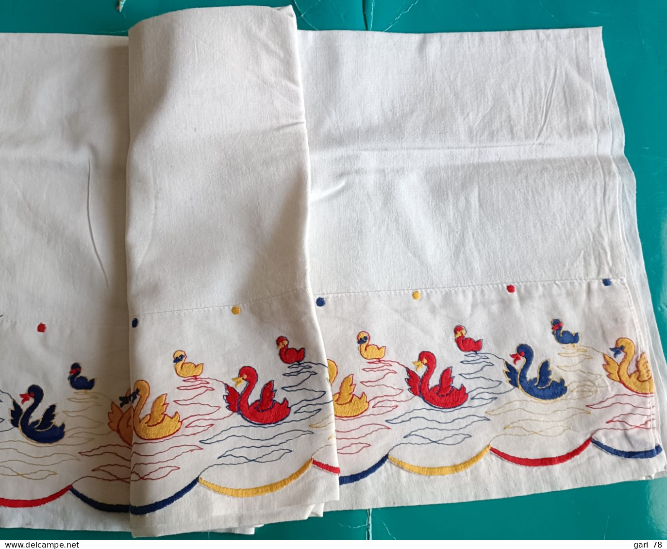 Ancienne Parure De Bébé, Drap Plat Et Taie D'oreiller, Canards Brodés - Tagesdecken/Überwürfe