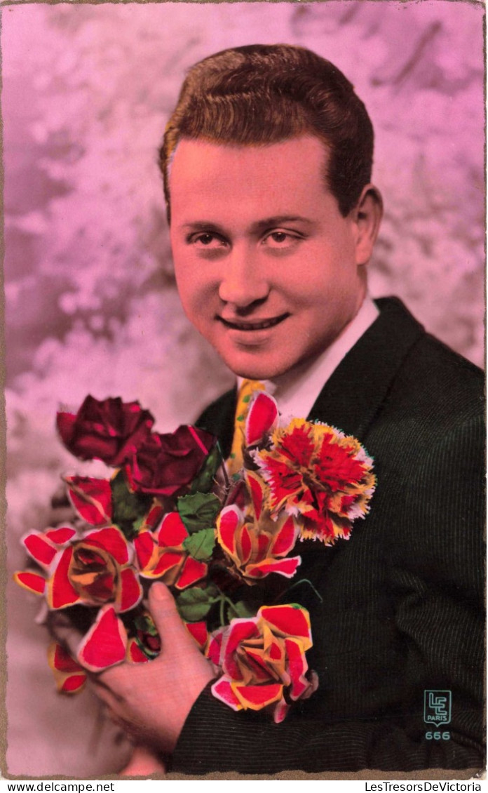 Fantaisie - Un Homme Tenant Un Bouquet De Fleurs - Colorisé - Carte Postale Ancienne - Männer