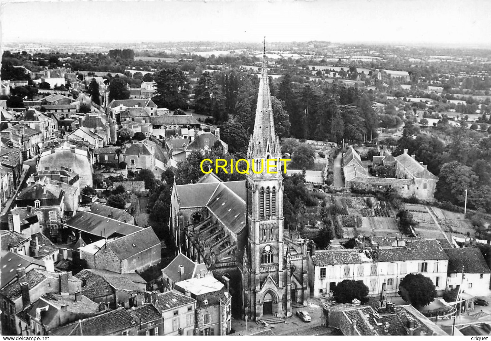 85 La Chataigneraie, Vue Aérienne De L'Eglise Et Du Centre, Carte Pas Courante - La Chataigneraie