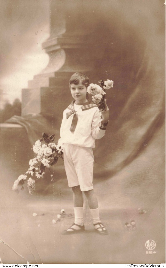 Fantaisie - Un Petit Garçon Tenant Des Bouquets De Fleurs - Carte Postale Ancienne - Bébés