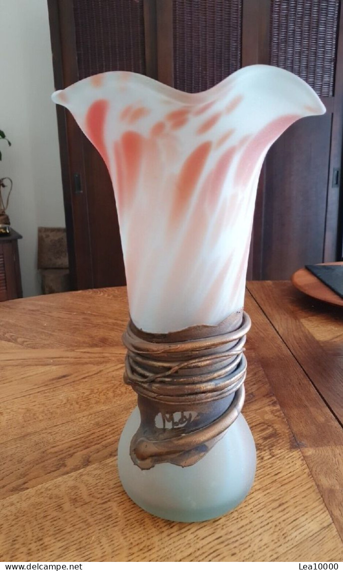 Beau Vase Signé Mady Benson Alchemy - En Pate De Verre Ornée De Cuivre? - Vazen