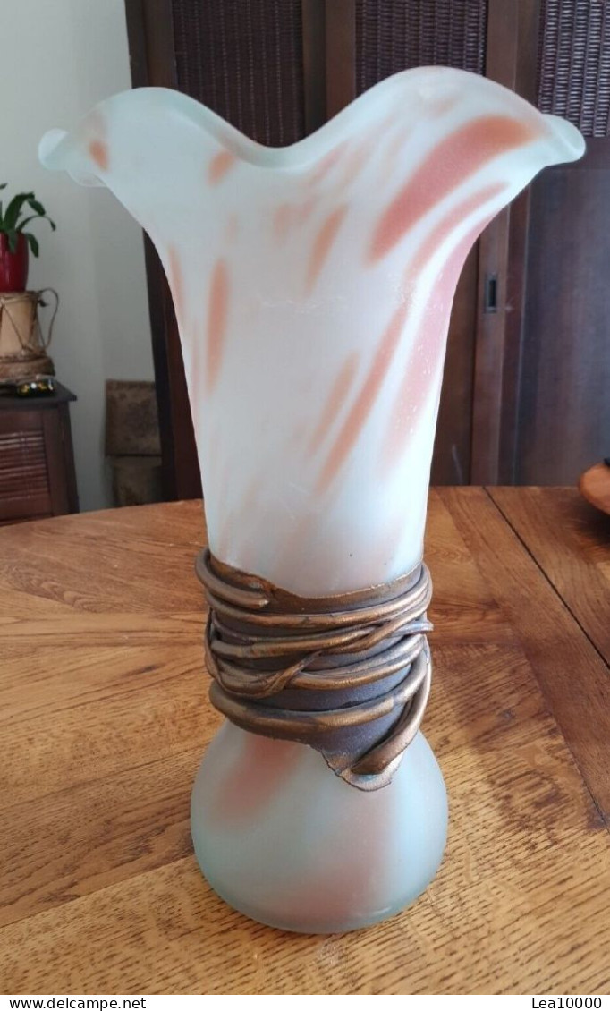 Beau Vase Signé Mady Benson Alchemy - En Pate De Verre Ornée De Cuivre? - Vazen