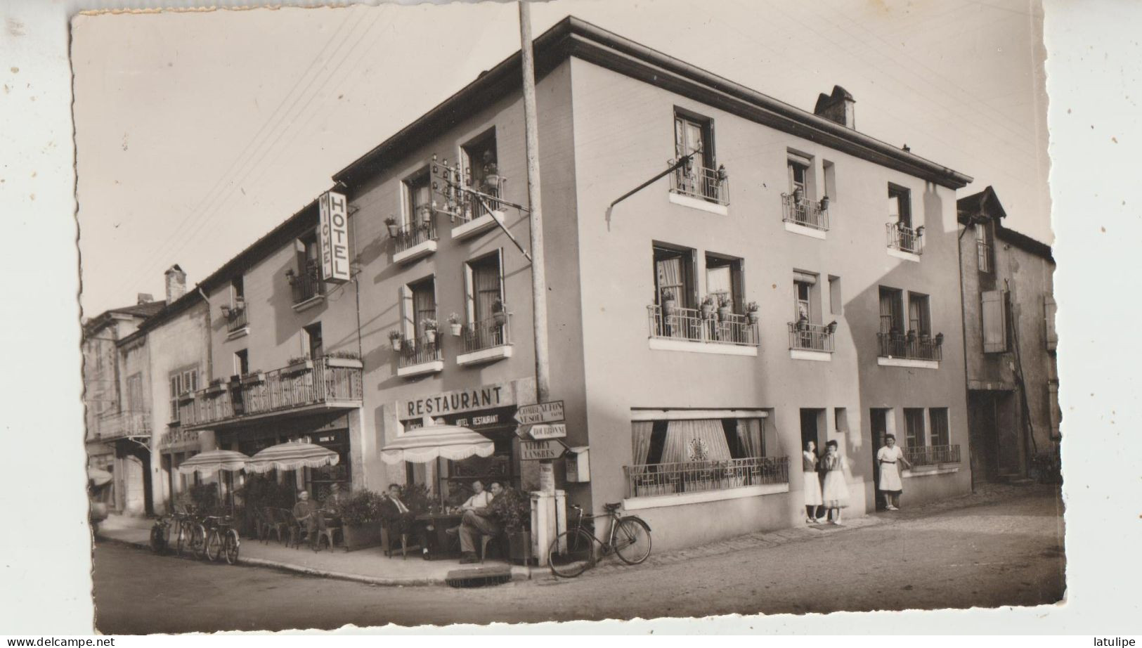 Jussey  70   Carte  Glacée Circulée Timbrée - L'Hotel -Restaurant  MICHEL Avec Terrasse Tres Tres Animée - Jussey