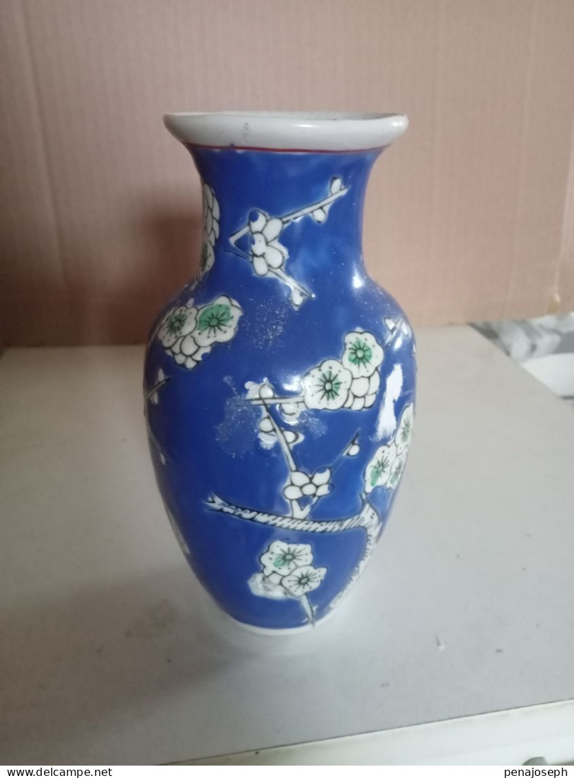 Vase Ancien Petit, En Porcelaine Hauteur 16 Cm - Vasi