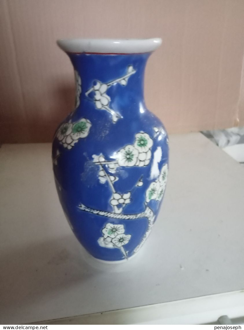 Vase Ancien Petit, En Porcelaine Hauteur 16 Cm - Vasen