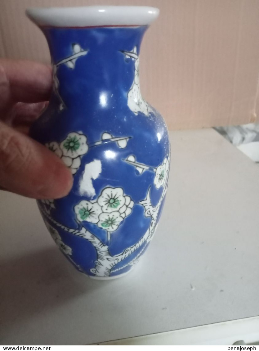 Vase Ancien Petit, En Porcelaine Hauteur 16 Cm - Vasi