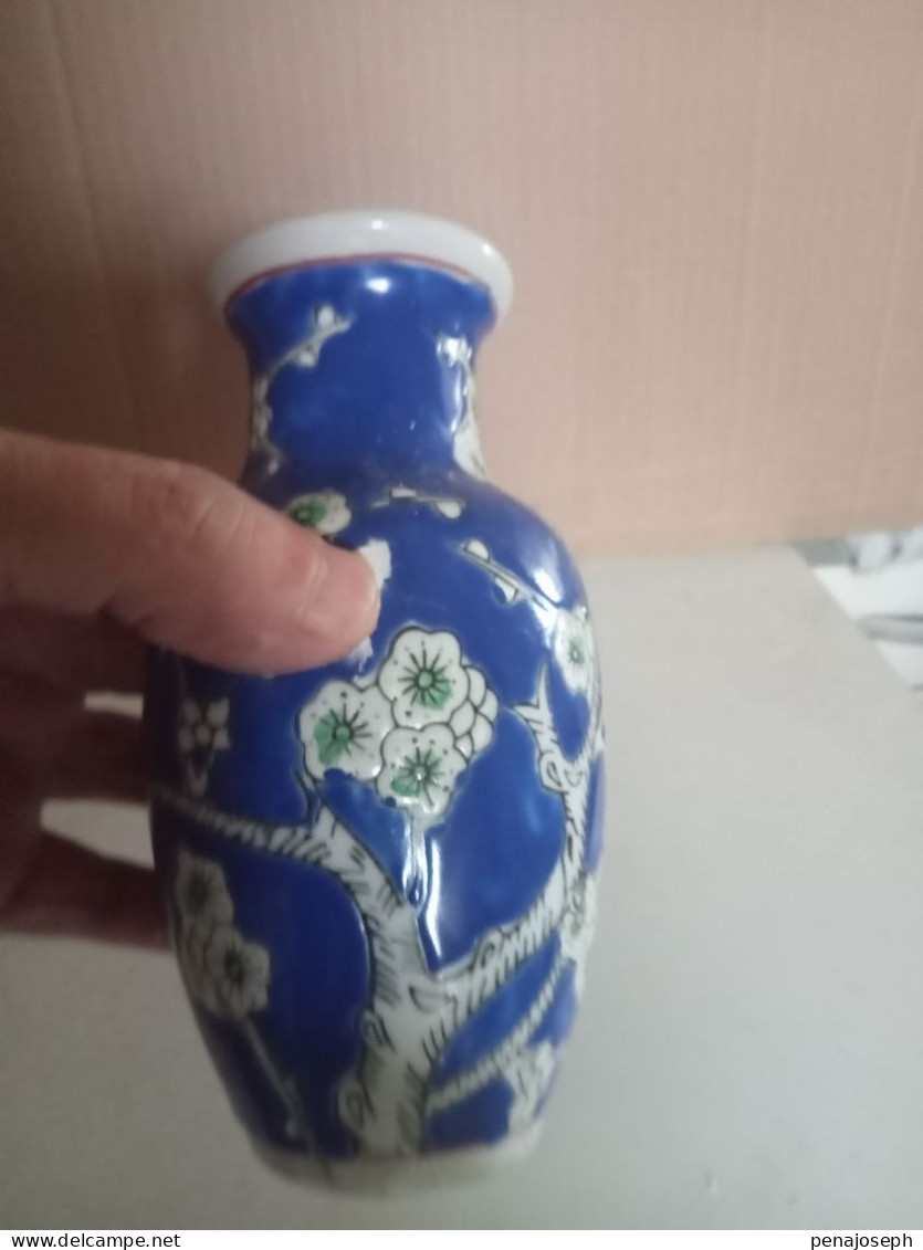 Vase Ancien Petit, En Porcelaine Hauteur 16 Cm - Vazen