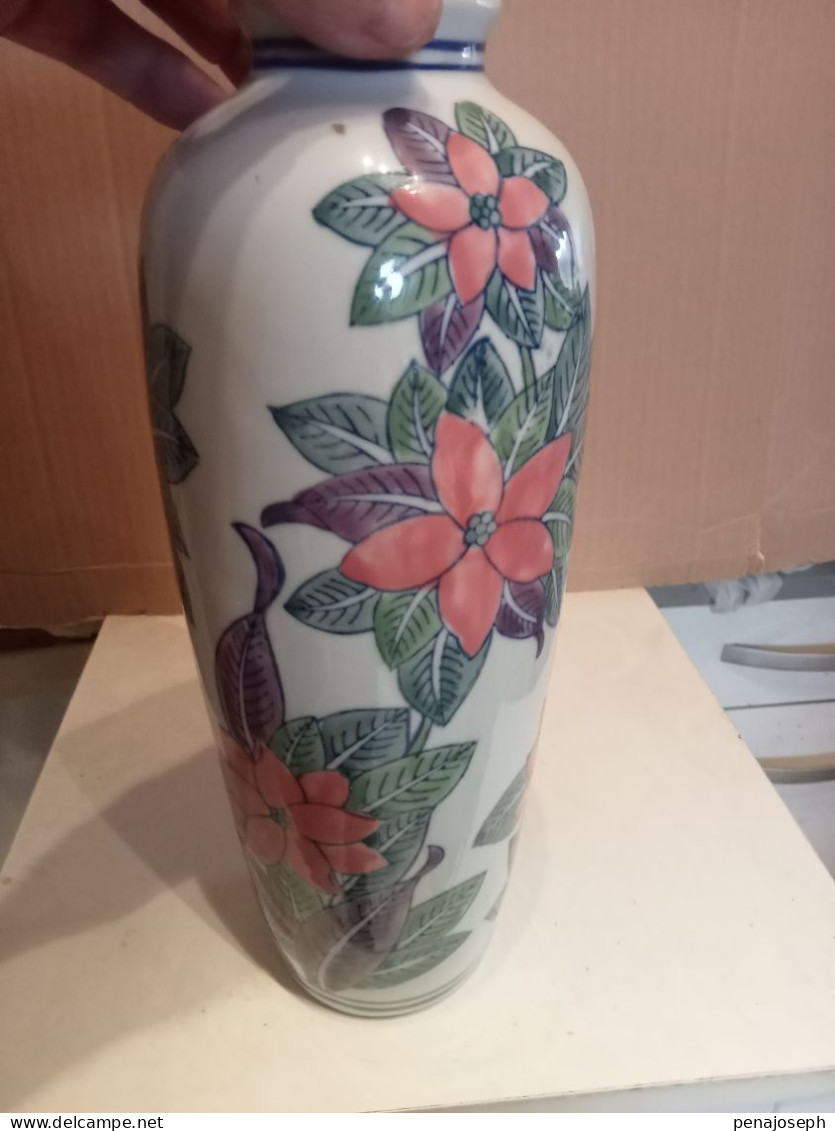 Vase Ancien En Porcelaine Hauteur 32 Cm Diamètre 13 Cm - Jarrones